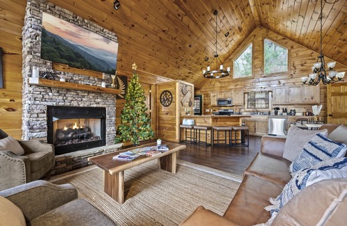 Wears Valley Cabin | Dog Friendly, Hot Tub, Easy Drive, Pool Table, HUGE Gameroom, Arcade, Yard,