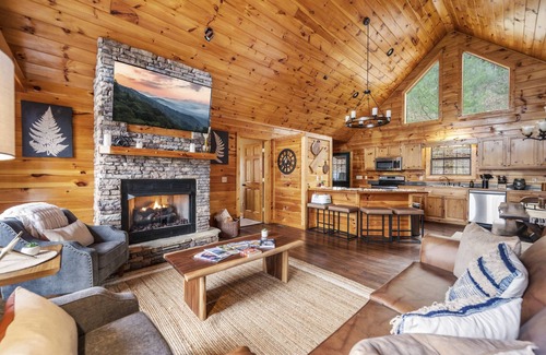 Wears Valley Cabin | Dog Friendly, Hot Tub, Easy Drive, Pool Table, HUGE Gameroom, Arcade, Yard,