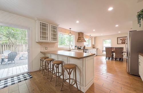 Grogan's Mill House | Dog Friendly & just one mile to Woodlands Town Center!