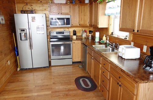 Gatlinburg - Pigeon Forge Cabin | Dogwood Dreams} Awesome Views, Awesome Game-room, WiFi, Hot tub, No steep roads