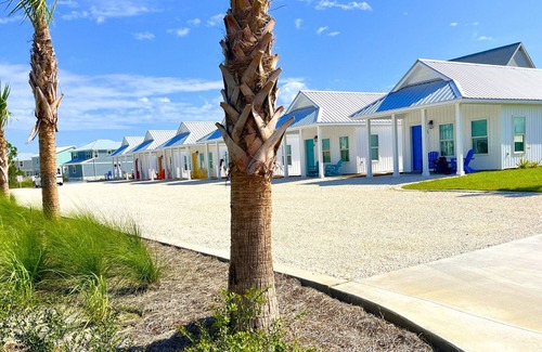 Port St. Joe Cottage | "Dolphin Cottage" is a pet friendly, 2 bed, 1 1/2 bath unit accepting 5 guests. Community Pool.