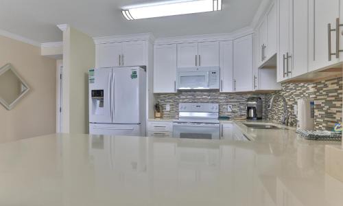 Holiday Isle House | Dolphin Point 402C - 2BR Updated Condo with Harbor and Gulf Views