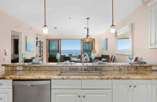 Townsite House | Dolphin Views,Oceanfront, Walk to Restaurants