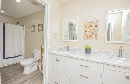 Sunnyside House | Dolphins Point - West End - Sleeps 12!