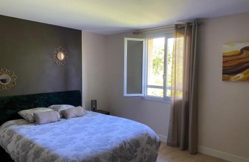 Saint-Jean-d'Ardieres Bed & Breakfast | Domaine de la Noiseraie - Suites spacieuses