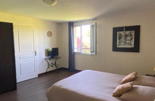 Saint-Jean-d'Ardieres Bed & Breakfast | Domaine de la Noiseraie - Suites spacieuses