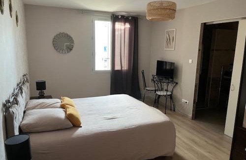 Saint-Jean-d'Ardieres Bed & Breakfast | Domaine de la Noiseraie - Suites spacieuses