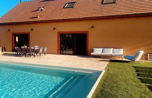 Poilly-lez-Gien Villa | Domaine Évasion: Spa & Pickleball in the Loiret region