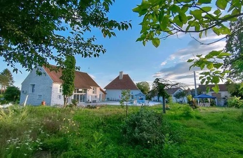 Saint-Symphorien-sur-Saone House | Domaine Ravy-La Camélia