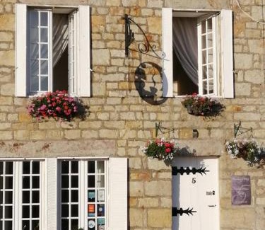 Domfront en Poiraie Bed & Breakfast | Domfront - Numero CINQ
