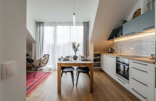 Old Town Apartment | Domillion 2bdr New Oriental apt free parking N2a12