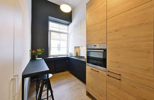 Old Town Apartment | Domillion 3bdr 2bath New Apt w free parking V1020