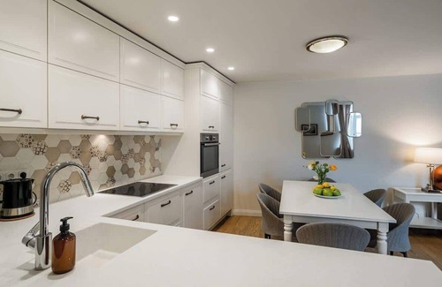 Old Town Apartment | Domillion 3bdr Huge Town Hall Luxury Apt A/C D3948