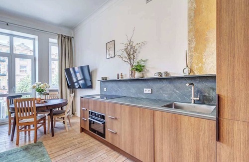 Old Town Apartment | Domillion new Provence 3bdr 2bath w parking P365
