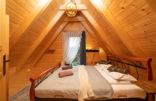 Łopuszna Ski Chalet | Domki Janosik - Prywatny stylowy domek w górach, przyjazny psom, ogrodzony ogród