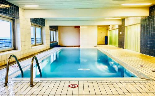 Neuehrenfeld Apartment | DOMspitzen-BLICK, cooles 2 Zimmer Apt mit Indoor-Swimmingpool auf dem Dach, Küche und Smart-TV