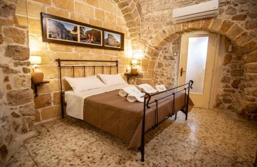 Carovigno House | DOMUS CESARE - dimora storica totalmente in pietra nel cuore del centro storico con cabina doccia pietra in camera e zona relax esterna-historic residence entirely made of stone in the heart of the historic center with stone shower cabin in the room