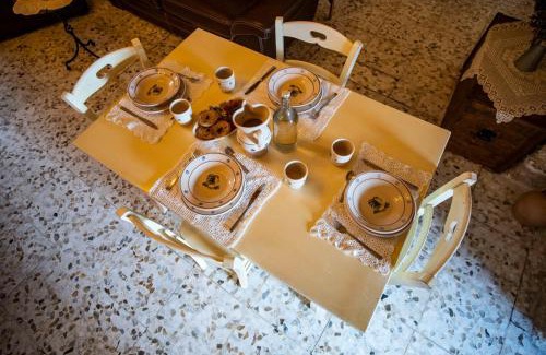 Carovigno House | DOMUS CESARE - dimora storica totalmente in pietra nel cuore del centro storico con cabina doccia pietra in camera e zona relax esterna-historic residence entirely made of stone in the heart of the historic center with stone shower cabin in the room