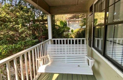 Daphne House | Donna’s Charm: 3 BR/king-suite/pools/golf