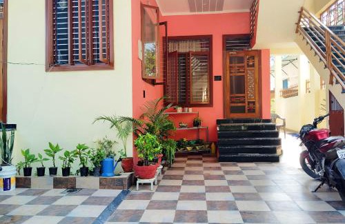 Bullawala Apartment | Doon Niwas Homestay 2-Bedroom 1st Floor- Mountain view, near main Picnic Spots, comfortable peaceful central Family-friendly