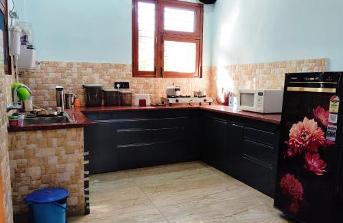 Bullawala House | Doon Niwas Homestay Two- Bedroom 1st Floor- Mountain view, near main Picnic Spots, comfortable peaceful central Family-friendly