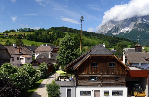 Falkenburg Apartment | Doppelzimmer "grimmingliab" 1-2 Nächte - Urlaub im Stall- Familiengenossenschaft