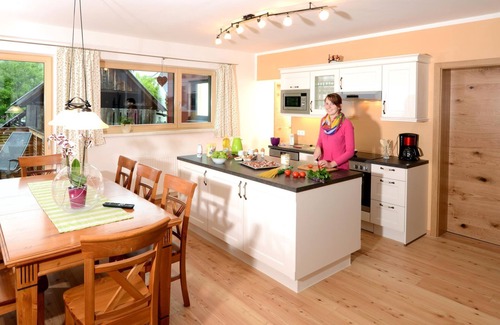 Falkenburg Apartment | Doppelzimmer "lindentraum" ab 3 Nächte - Urlaub im Stall- Familiengenossenschaft