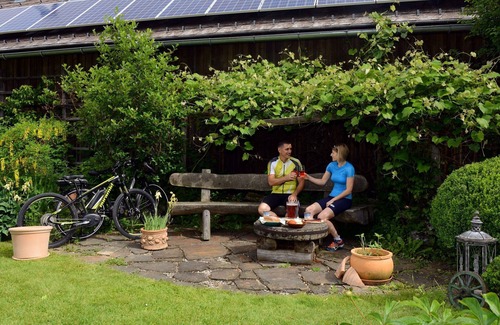 Falkenburg Apartment | Doppelzimmer "lindentraum" ab 3 Nächte - Urlaub im Stall- Familiengenossenschaft