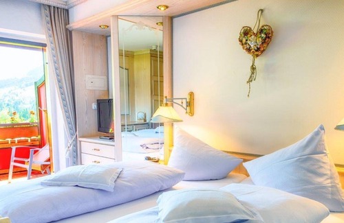 Riezlern House | Doppelzimmer - Enzian Süd - Almhof Rupp