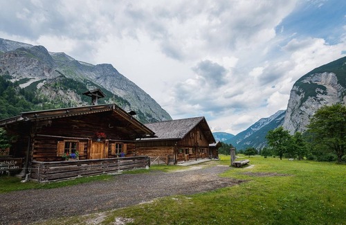 Eng Alm Cabin | Doppelzimmer Nr. 4 - Bauernladen - Almdorf Eng Alm