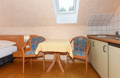 Esens Cottage | Doppelzimmer Seepferd in der Hotel-pension Altes Siel - Doppelzimmer Seepferd mit Balkon