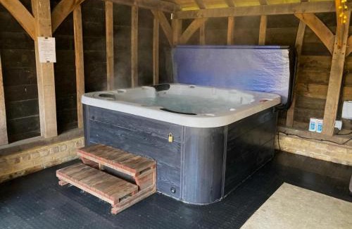 Bray on Thames House | Dorney,Windsor Family Getaway with Hot Tub