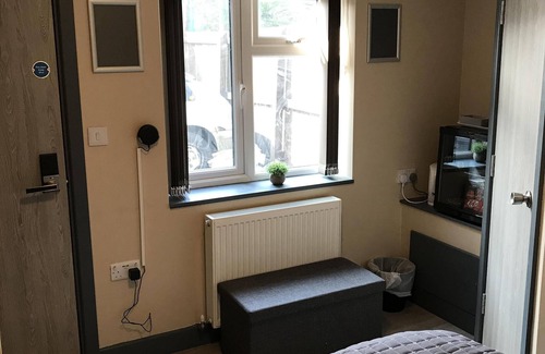 Frampton Hotel | Double bedroom with Shower ensuite on Ground floor
