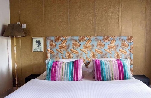 Moshi Bed & Breakfast | Double En-Suite room in Amans Luxury Villa with private pool