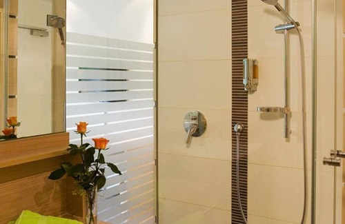 Pirna House | Double room comfort, shower, toilet - aktiv Sporthotel