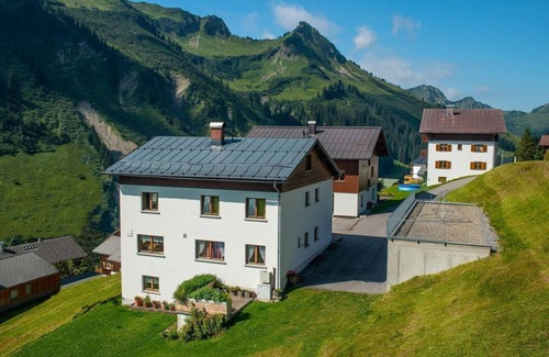 Damuels Bed & Breakfast | Double room for up to 3 persons - Haus Furka