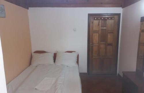 Targoviste House | Double room with private bathroom by OSTERIA CONSTANTINO