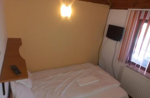 Targoviste House | Double room with private bathroom by OSTERIA CONSTANTINO