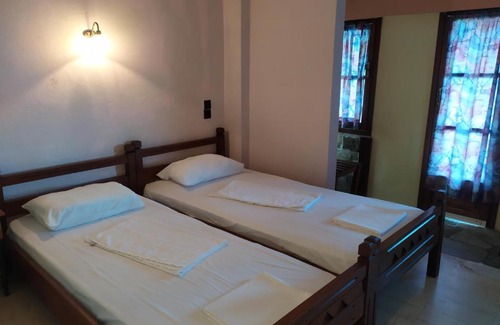 Tsagarada House | Double studio room with two single beds