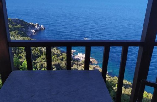 Tsagarada House | Double studio room with two single beds