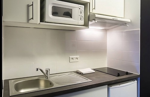 Dijon Hotel | Double Studio Supérieur Stay w/ Parking & Lovely Views! Pets Welcome!