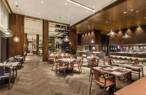 Longhua District Hotel | DoubleTree by Hilton Hotel Shenzhen Longhua, Near Huawei, Foxcnn, Shenzhen North Railway, Uniwalk & Uniworld Shopping Mall, Sam's Club