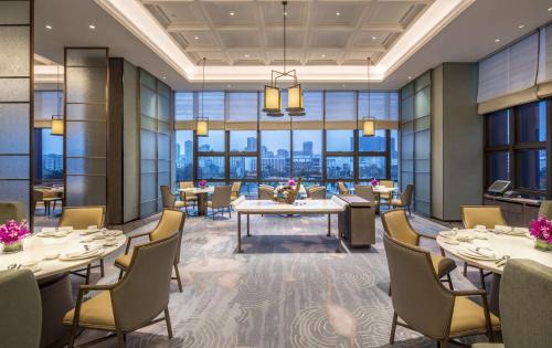 Longhua District Hotel | DoubleTree by Hilton Hotel Shenzhen Longhua, Near Huawei, Foxcnn, Shenzhen North Railway, Uniwalk & Uniworld Shopping Mall, Sam's Club