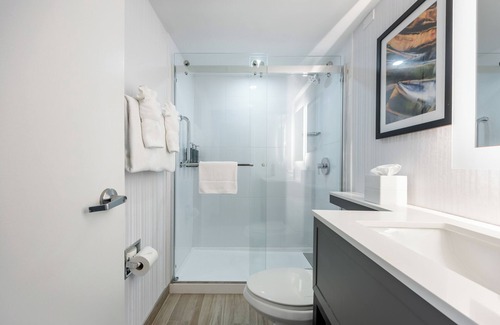 Queens Hotel | DoubleTree by Hilton New York JFK Airport