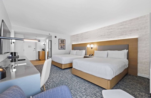 Queens Hotel | DoubleTree by Hilton New York JFK Airport