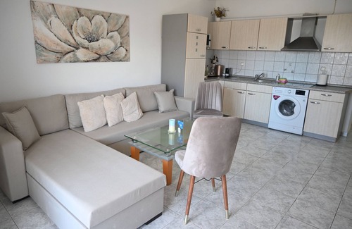 Paralia Ofryniou House | Doukas Aparthotel