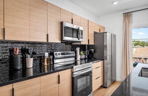 South Central Houston House | Downtown 8 min Spa Lounge All Ensuite Gated PKG