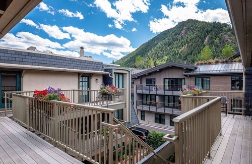 Aspen Condo | Downtown Aspen Winter Escape! Steps to Gondola, Shops, Dining, Cozy Wood FP, W/D