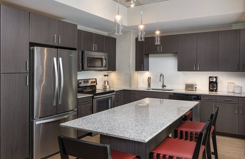 West End Resort | DOWNTOWN Austin with ROOFTOP Pool and BBQ Area, Fire Pit & a Fitness Center