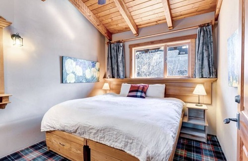 Town Centre Hotel | Downtown Canmore-6 Guests!